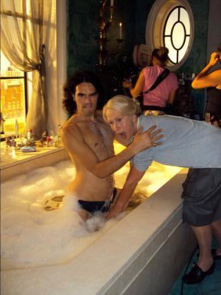 Photo tournage: Helen Mirren donne bain Russel Brand