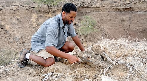 Le Dr Zeresenay Alemseged, de la California Academy of Sciences (à gauche), a dirigé les fouilles en Éthiopie.