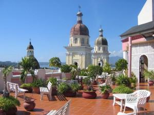 Terrasse sur le toit de l'hôtel Casa Grande à Santiago de Cuba. À l'arrière plan sont visibles les tours de la cathédrale Nuestra Señora de la Asunción.