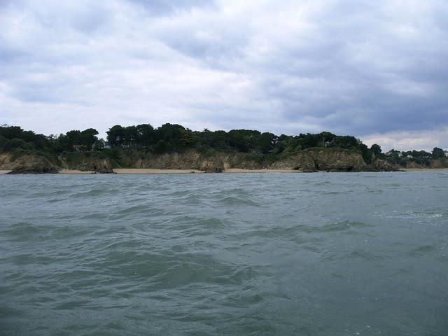 Bagueneau sur l'eau , à  marée dans le canot