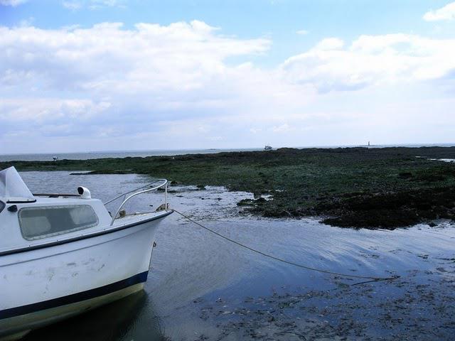 Bagueneau sur l'eau , à  marée dans le canot