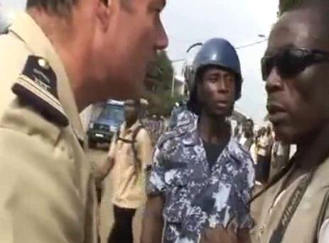 Vidéo : un officier français menace un reporter togolais
