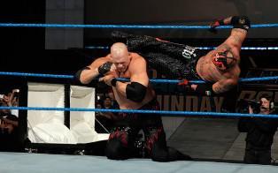 Kane attaque rey Mysterio