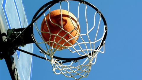 Lebron James la star du basket vous invite ... à dunker