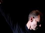 Tête raide noir des’ what else?