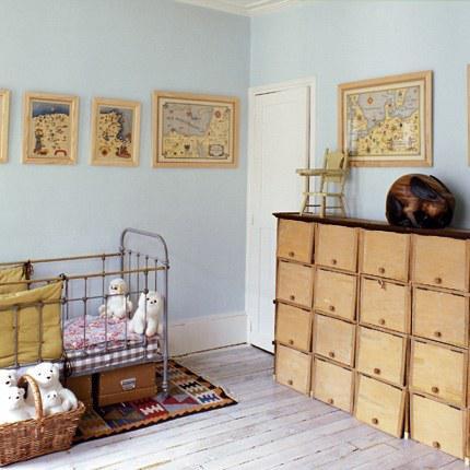 Chambre de nouveau-né avec un grand volume de rangement composé de casiers en bois
