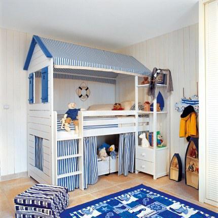 Chambre pour garçon avec une cabane comportant le lit et des casiers de rangement