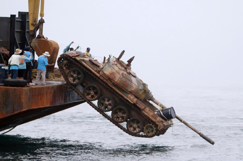 Lundi 9 août, un T69 chinois de l'armée thaïlandaise est envoyé par le fond dans le golfe de Thaïlande. 24 autres chars réformés vont former un récif artificiel où les coraux pourront se fixer et permettre à la vie subaquatique de reprendre.