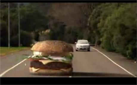 Attention : un burger peut vous tuer sur la route