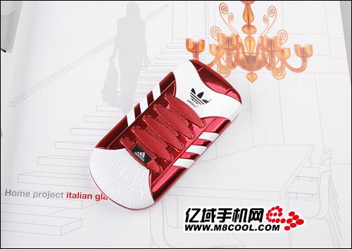 Si Adidas avait un téléphone il aurait le Adidas Phone shoe