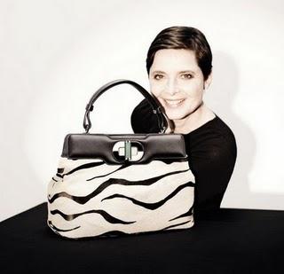 Isabella Rossellini crée un sac pour la marque de luxe de son coeur : Bulgari !