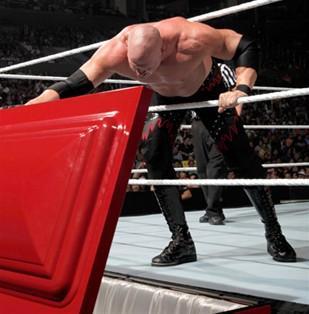 Kane veut placer Rey Mysterio dans le cercueil du Deadman
