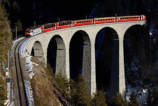 RhB Ge 4 / 4 III avec un train Regio Express de St. Moritz à Coire sur le viaduc de Landwasser
