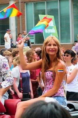 Anne-Marie Losique lors la parade de la fierté gay à Montréal!