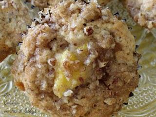 Muffins aux pêches et aux pacanes pralinés