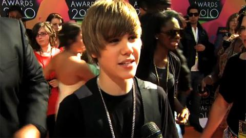 Justin Bieber ... sa victime sexcuse et critique