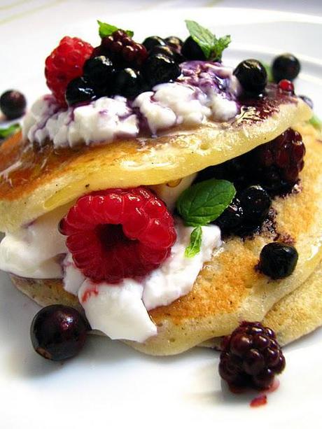 Pancakes à la plancha, fruits rouges et mamia du pays basque