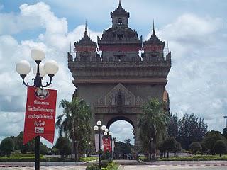 Patuxay et Lycée de Vientiane