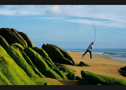 Dominique, basque et vainqueur du concours de pêche des Conches en 2005, s'entraîne au surfcasting.