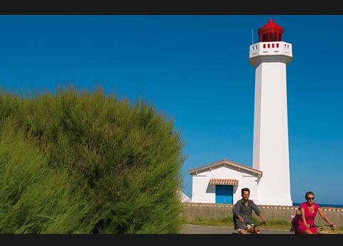 A deux pas de là, le phare des Corbeaux domine l'océan Atlantique.