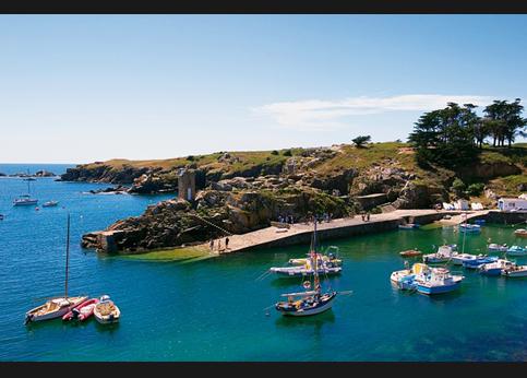 A marée haute, le port de La Meule a des airs méditerranéens. A marée basse, il redevient breton. A l'heure de l'apéro, tout le monde se retrouve au Q de Gabrielle.