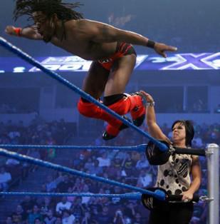 Kofi Kingston agressé par Vickie Guerrero