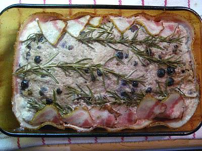 Terrine d'orignal au cidre de glace, avelines, morilles, bleuets séchés, poivre rose et baies de Tasmanie