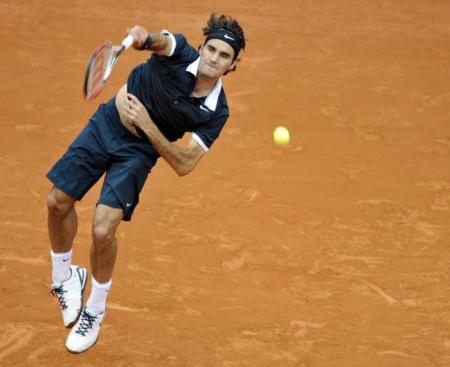 Incroyable Roger Federer vise une bouteille pose sur la tête d'un homme lors d'un service Vidéo