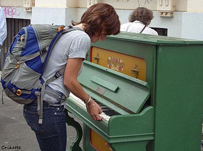 Elle-jouait-du-piano-debout.jpg