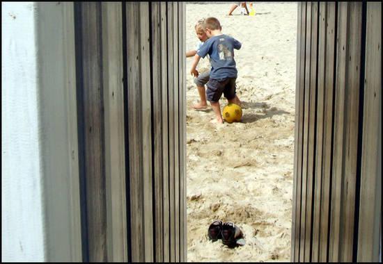 gamins-jouant-au-ballon-sur-la-plage.1280577714.jpg