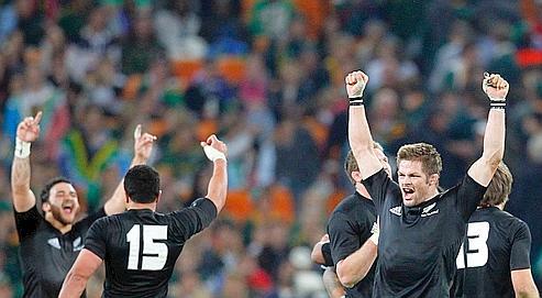 Menés par leur capitaine Richie McCaw (à droite), les Néo-Zélandais ont remporté un nouveau Tri Nations en Afrique du Sud.