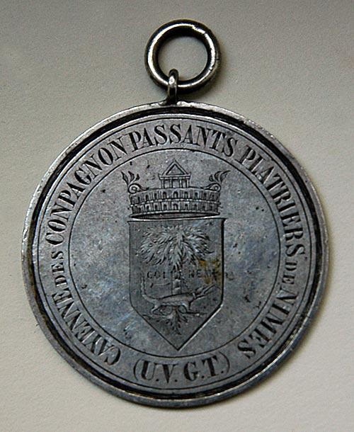 Une médaille de Compagnon Passant plâtrier de la Cayenne de Nîmes, Matthieu Ferbos dit « La Pensée de Langon »
