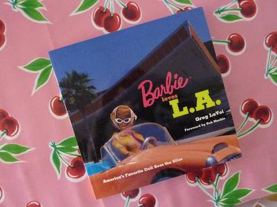 Stéphanie Lotgering: la poupée 50's glacée d'élégance.