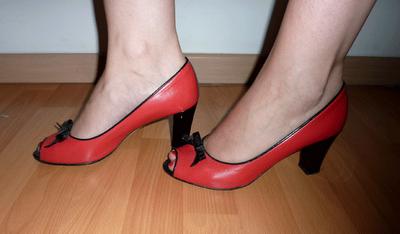 Stéphanie Lotgering: la poupée 50's glacée d'élégance.