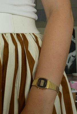 Stéphanie Lotgering: la poupée 50's glacée d'élégance.