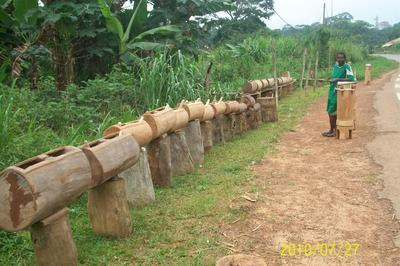L’artiste Mbida Silvain Innocent présente ici quelques œuvres finies (photo J. Etoaa)