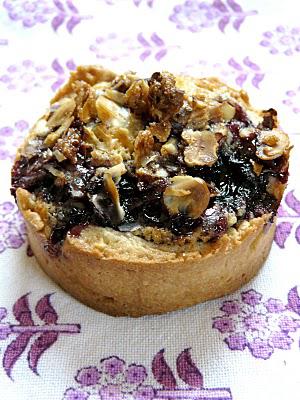 Tarte pommes crème d'amandes et framboises  ainsi qu'une variante aux myrtilles