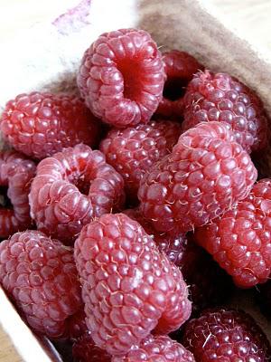 Tarte pommes crème d'amandes et framboises  ainsi qu'une variante aux myrtilles