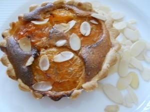 Tartelette aux abricots, thym, miel et amandes