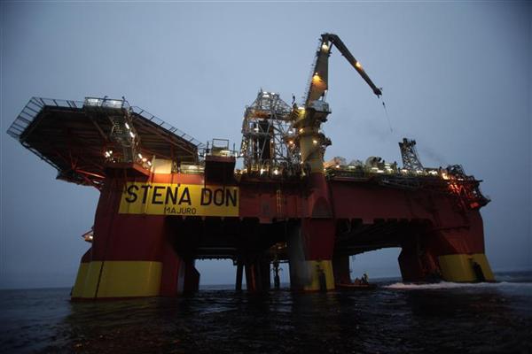 Arctique : Dire STOP! à la ruée vers l’or noir. Greenpeace en action sur la plateforme de Cairn Energy