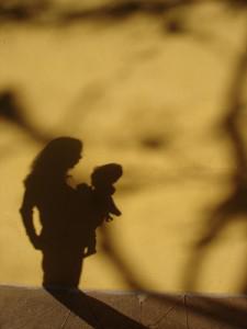 Comment porter son bébé: écharpe, bebe tai ou ergo baby?