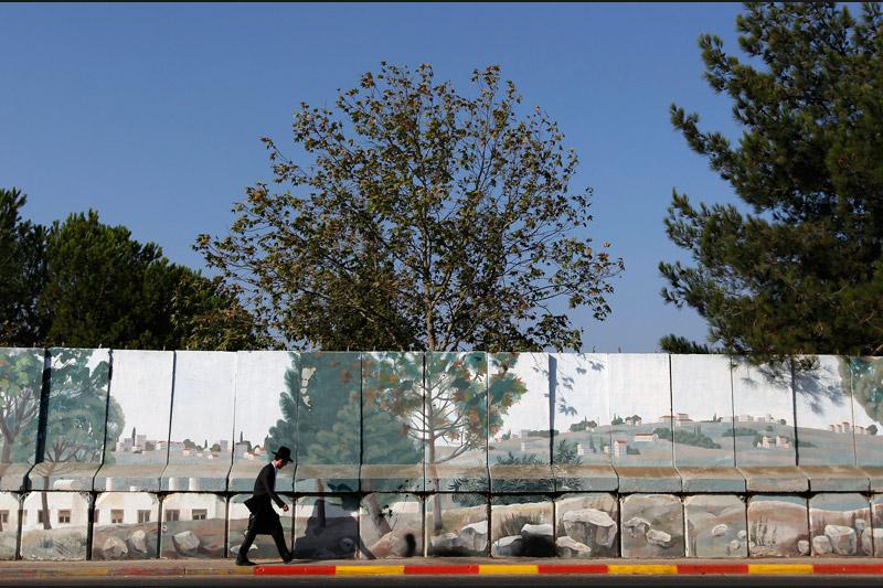 Les autorités israéliennes ont commencé dimanche à retirer une partie du mur de sécurité entourant la colonie juive de Gilo située à Jérusalem-Est.