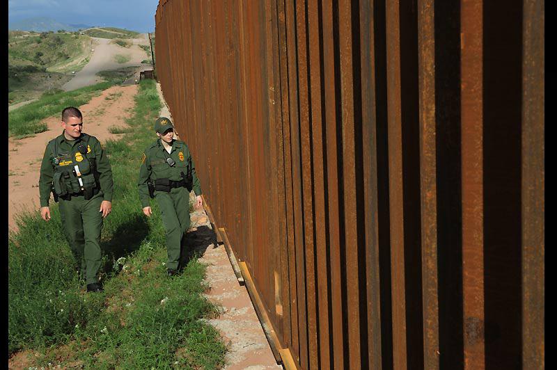 In extremis. Jeudi 29 juillet, deux agents patrouillent à Nogales, cette ville-frontière de l'Arizona avec le Mexique, un des points de passage des immigrants, sur les 3.000 km de frontière avec les États-Unis. Dans le même temps, une juge fédérale a suspendu la loi migratoire très controversée qui devait entrer en vigueur. 