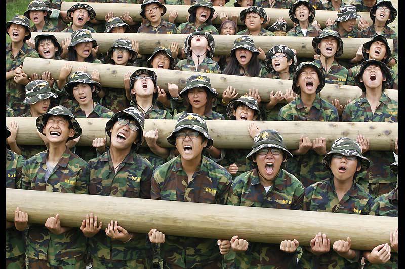  Chaque année des centaines d’étudiants sud-coréens consacrent volontairement une quinzaine de jours à un entraînement militaire. Ils espèrent renforcer leur mental et leurs capacités physiques, comme sur cette photo, mardi 3 août, dans le camp d’entraînement de Cheongryong, à Ansan, au sud ouest de Séoul. 