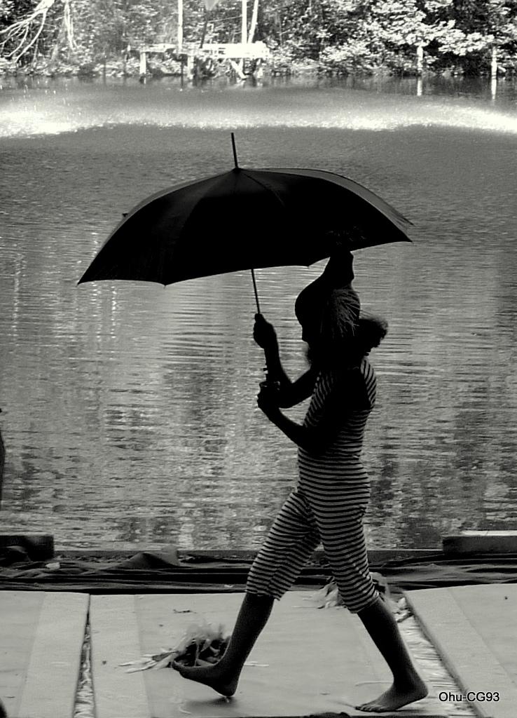 Maïssa sous le parapluie d'Escale d'eau à Clichy sous bois - Conseil général 93, observatoire de l'hydrologie urbaine - Paris Label 2010, spectacle Paule Kingleur 