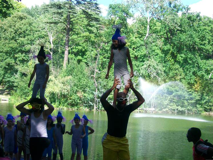 Porté acrobatique pour Escale d'eau au Lac de la mairie de clichy sous bois, ateliers paris label et paule kingleur