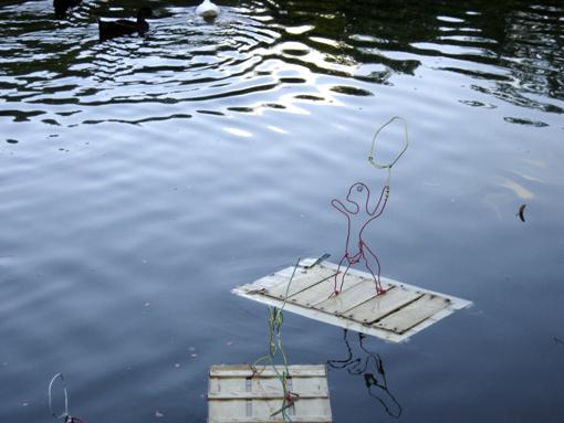 radeau funambule glissant sur l'eau du lac de la mairie de clichy sous bois, réalisé par les enfants de l'orange bleue dans les ateliers menés par Paule Kingleur de Paris Label