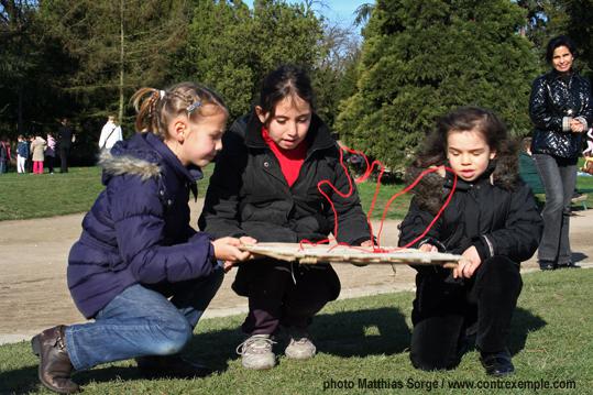 Les 3 filles et leur écoradeau écureuil - événement paris label avril 2010 / Biodiversité au bois de vincennes - lac daumesnil