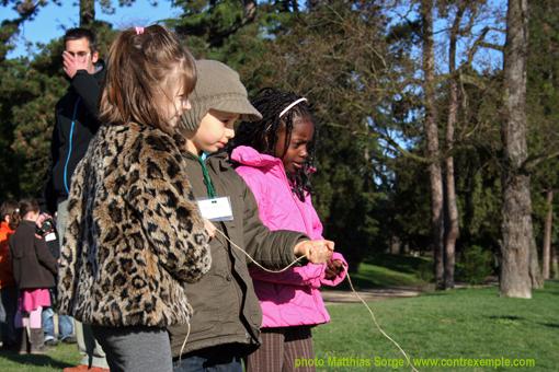 les 3 petits de maternelle surveillent la flottaison de leur écoradeau - Paris Label 2010