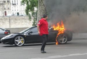 Ferrari 458 Italia en feu dans paris